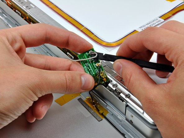 PowerBook G4 Aluminum 15" 1-1.5 GHz Rear Display Bezel Replacement: step 12, image 2 of 2