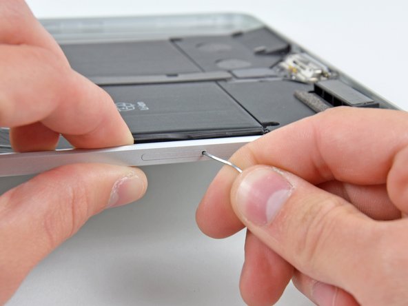 iPad 3G SIM Board Replacement: step 13, image 1 of 2