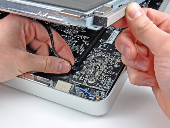 iMac Intel 21.5" EMC 2308 AirPort Card Replacement: step 5, image 1 of 3