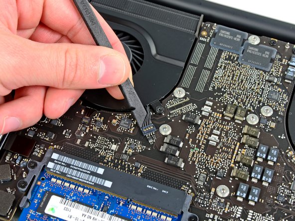 MacBook Pro 15" Unibody Early 2011 Right Fan Replacement: step 5, image 1 of 3