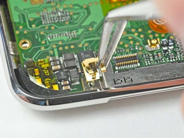 iPod Touch 2nd Generation Power/Volume Controls Replacement: step 19, image 2 of 2