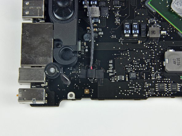 MacBook Pro 15" Unibody 2.53 GHz Mid 2009 Logic Board Replacement: step 30, image 1 of 2