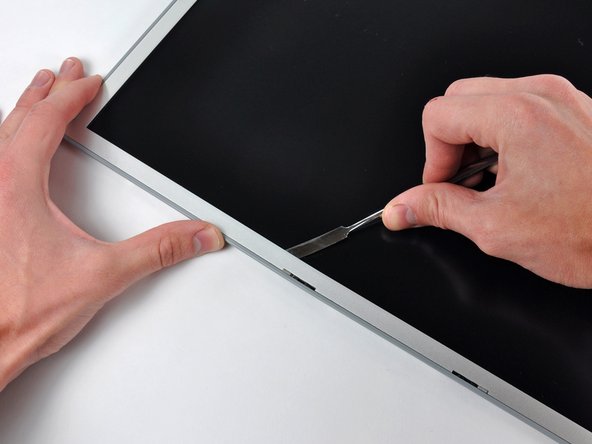 PowerBook G4 Aluminum 17" 1.67 GHz (High-Res) LCD Replacement: step 53, image 1 of 1