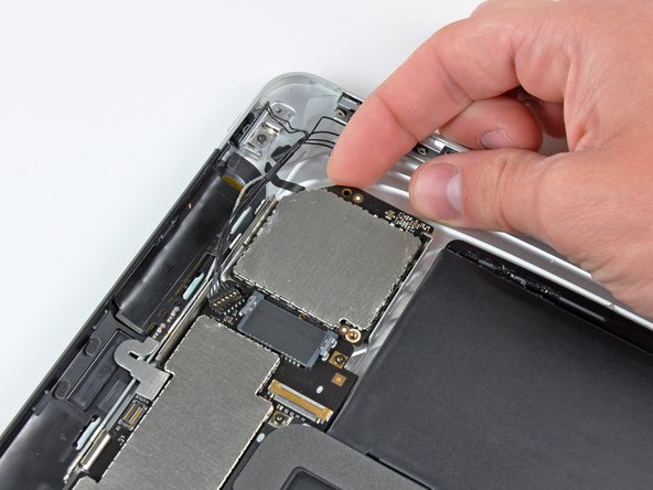 iPad 3G Communications Board Replacement: step 15, image 1 of 2