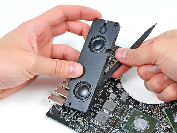 MacBook Pro 17" Unibody Logic Board Replacement: step 29, image 1 of 2