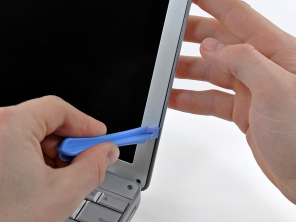 PowerBook G4 Aluminum 12" 867 MHz Rear Display Bezel Replacement: step 5, image 1 of 3