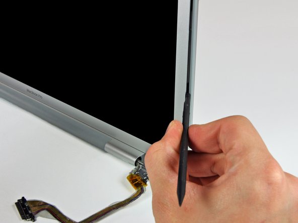 MacBook Pro 17" Models A1151 A1212 A1229 and A1261 LCD Replacement: step 18, image 1 of 3