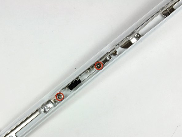 iBook G4 14" 1.42 GHz Front Display Bezel Replacement: step 64, image 1 of 2