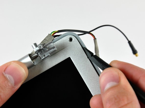 PowerBook G4 Aluminum 15" 1-1.5 GHz Left Clutch Hinge Replacement: step 27, image 1 of 2