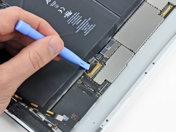 iPad 2 CDMA Bluetooth/Wi-Fi Antenna Replacement: step 39, image 2 of 3