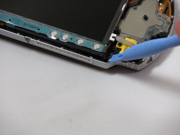 PSP 2000 UMD Drive Replacement: step 6, image 1 of 3